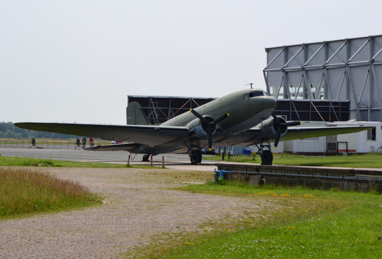 Dakota PH-ALR Reiger van Soldaat van Oranje op vliegveld Valkenburg
