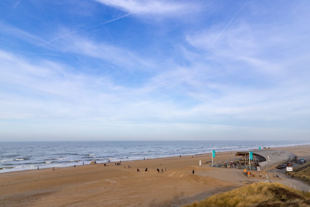 # Noordzee warmer dan ooit gemeten: gemiddeld 21,5 graden

**De Noordzee voor de Nederlandse kust was niet eerder zo warm sinds het begin van de metingen. Bij Lichteiland Goeree bereikte het zeewater tussen 15 en 17 augustus een etmaalgemiddelde temperatuur van 21,5 graden. Daarmee sneuvelt het vorige record uit 2018. Bovendien duurt in dit deel van de Noordzee al maanden een uitzonderlijk lange mariene hittegolf.**

## Zeewater bereikt nieuw temperatuurrecord

Het KNMI meet sinds 1984 de temperatuur van het zeewater bij Lichteiland Goeree. Dit meetpunt ligt ongeveer 30 kilometer uit de kust bij Hoek van Holland.

Tussen 15 en 17 augustus kwam de gemiddelde temperatuur over een volledig etmaal uit op 21,5 graden. Nooit eerder registreerde het KNMI daar zo'n hoge waarde.

Het vorige record stond sinds 8 augustus 2018 op 21,4 graden. Het verschil lijkt met één tiende graad klein. Toch past het nieuwe record volgens het KNMI in een duidelijke ontwikkeling naar warmer zeewater.

## Noordzee warmt al jaren verder op

De temperatuur bij Lichteiland Goeree stijgt gemiddeld met ongeveer 0,4 graden per tien jaar.

Daardoor bereiken de metingen steeds vaker waarden die enkele tientallen jaren geleden uitzonderlijk waren.

Ook 2026 valt duidelijk op. Sinds begin maart ligt de temperatuur van het zeewater bij het meetpunt vrijwel voortdurend hoog in vergelijking met eerdere jaren uit de meetreeks.

Bovendien was het water tot en met 17 augustus al op 35 dagen gemiddeld minstens 20 graden.

Ter vergelijking: in de uitzonderlijk warme zomer van 2003 gebeurde dat voor het eerst op 30 dagen. In 2022 kwam de teller uiteindelijk op 43 dagen uit.

## Waarom is de Noordzee dit jaar zo warm?

Volgens het KNMI spelen meerdere factoren tegelijk een rol.

Allereerst zorgt de opwarming van de aarde voor een geleidelijke stijging van de temperatuur van het zeewater. Daar bovenop kwam dit jaar een weersituatie die extra opwarming mogelijk maakte.

Hogedrukgebieden brachten de afgelopen maanden veel zon. Tegelijkertijd stond er relatief weinig wind.

Daardoor bleef veel warmte in de bovenste laag van het zeewater zitten. Normaal mengt wind het warme water aan het oppervlak sterker met kouder water uit diepere lagen.

Bovendien kon de zee door de zwakke wind minder warmte afgeven aan de lucht. Zo stapelde de warmte zich verder op.

## Al drie mariene hittegolven in 2026

Niet alleen het temperatuurrecord valt op. Het KNMI telde rond Lichteiland Goeree dit jaar al drie mariene hittegolven.

Bij een mariene hittegolf blijft de gemiddelde temperatuur van het zeewater minimaal vijf dagen achter elkaar uitzonderlijk hoog voor de tijd van het jaar.

De meest recente hittegolf begon op 24 mei en duurde op 17 augustus nog altijd voort.

Daarmee gaat het om een bijzonder lange periode van warm zeewater.

## Niet alleen vlak bij Goeree warm

De metingen bij Lichteiland Goeree vertellen volgens het KNMI meer dan alleen wat er op één plek gebeurt.

Satellietmetingen laten namelijk zien dat een groot deel van de zuidelijke Noordzee warmer is dan normaal.

Direct langs de kust bereikt het water plaatselijk de hoogste temperaturen. Tegelijkertijd ligt de grootste afwijking van het langjarig gemiddelde over een veel groter gebied in het zuidelijke deel van de Noordzee.

Verder naar het noorden is het beeld anders. Rond Scandinavië was het zeewater juist op verschillende plaatsen koeler dan normaal.

## Warm zeewater heeft gevolgen voor het zeeleven

Een langere periode met uitzonderlijk warm zeewater is niet alleen interessant voor zwemmers.

De temperatuur van de zee bepaalt mede de omstandigheden waarin planten en dieren leven. Daarom kunnen langdurige veranderingen gevolgen hebben voor het ecosysteem van de Noordzee.

Het KNMI spreekt daarbij over gevolgen voor het zeeleven die niet allemaal vooraf te voorspellen zijn.

De ontwikkeling beperkt zich bovendien niet tot één warme zomer. De langjarige metingen laten zien dat het zeewater bij Goeree structureel warmer wordt.

## Nieuwe records worden waarschijnlijk minder uitzonderlijk

Het huidige record staat nu op 21,5 graden, maar het KNMI verwacht dat de opwarming voorlopig doorgaat.

Daardoor kunnen nieuwe warmterecords in de toekomst vaker voorkomen.

Voor 2026 staat één ding inmiddels vast: sinds de metingen in 1984 begonnen, was de Noordzee bij Lichteiland Goeree nog nooit zo warm als deze zomer.

En met 35 dagen boven de 20 graden tot en met 17 augustus is het warme seizoen bovendien nog niet voorbij.

## Bronnen

KNMI — Noordzee was niet eerder zo warm, 19 augustus 2026
[KNMI – Noordzee was niet eerder zo warm](https://www.knmi.nl/over-het-knmi/nieuws/noordzee-was-niet-eerder-zo-warm-26302dcd-ff15-462a-973e-4dfbf62815f5)

NOS — Noordzee in meer dan 40 jaar niet zo warm
[NOS – Noordzee in meer dan 40 jaar niet zo warm](https://nos.nl/artikel/2627534-noordzee-in-meer-dan-40-jaar-niet-zo-warm)
